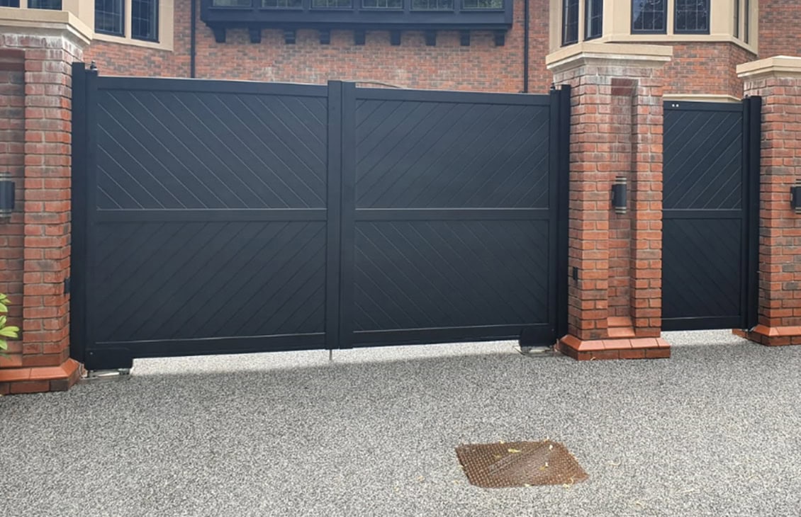 Double Swing Gate – Solid diagonal infill flat top